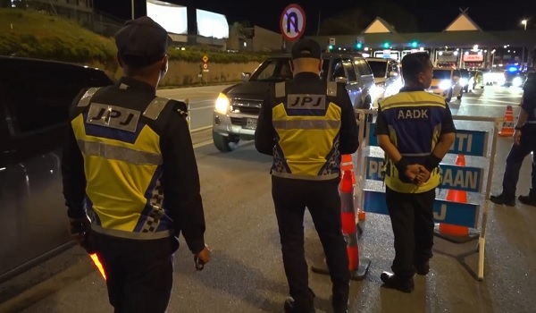 JPJ menjalankan Op Gempur di Plaza Tol Sungai Petani Utara /Foto RTM
